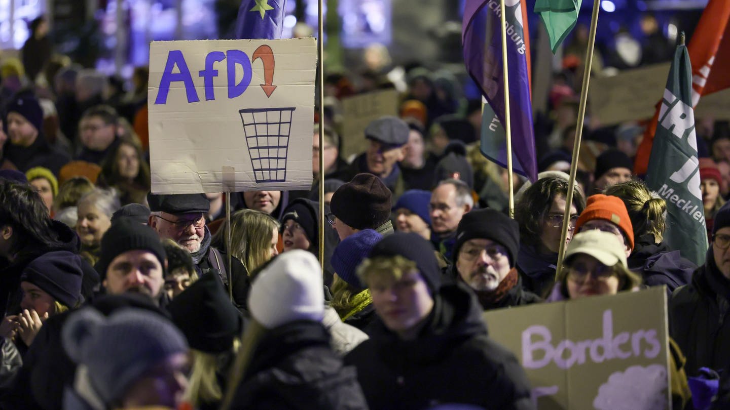 Mit Plakaten und Sprechchören demonstrieren rund 1600 Menschen auf dem Marktplatz in Schwerin gegen die AfD und Rechtsextremismus. Ein breites Bündnis von Initiativen, Vereinen, Parteien und Aktiven hatte zur Demonstration aufgerufen.