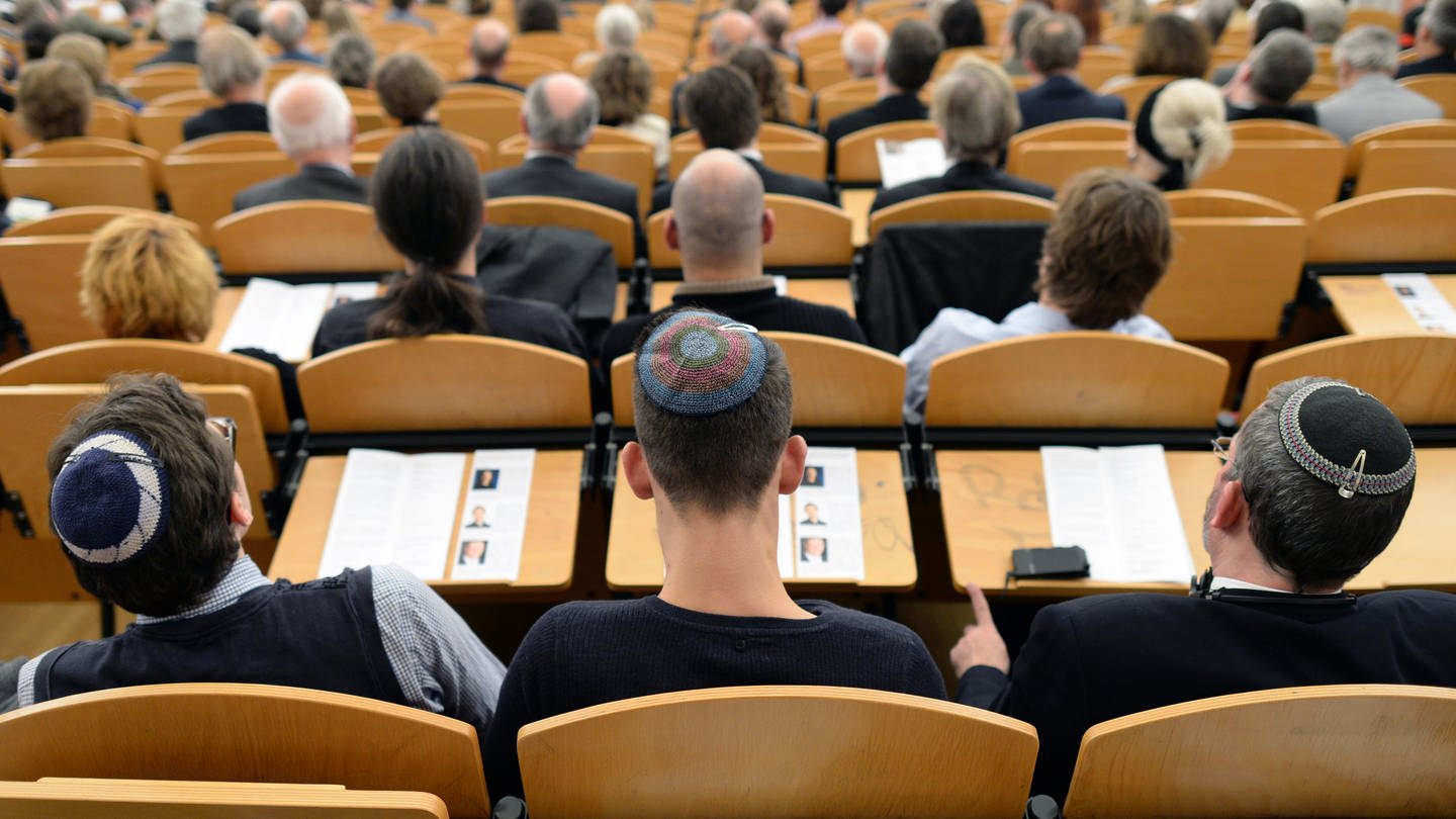 Während eines Festaktes an der Universität Potsdam (Brandenburg) zur Eröffnung des bundesweit ersten Universitätsstudiengang für Jüdische Theologie am 19.11.2013 sitzen Besucher der Veranstaltung im Audimax der Universität.