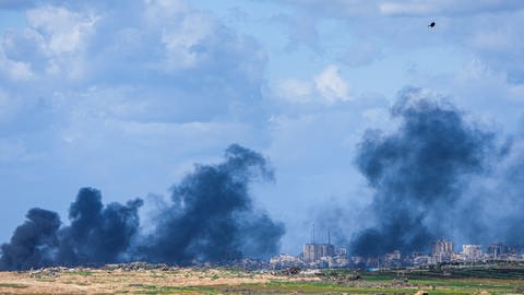 Rauch steigt nach einem israelischen Bombardement im Gazastreifen auf, vom Süden Israels aus gesehen.