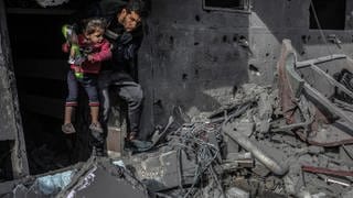Palästinenser inspizieren beschädigte Wohngebäude, in denen Berichten zufolge zwei israelische Geiseln festgehalten wurden. 