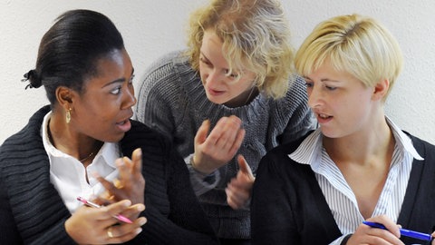 An dem Integrationskurs "Deutsch als Fremdsprache" Intensiv 1 bei einer Dozentin an der Volkshochschule Leipzig nehmen zwei Migrantinnen teil.