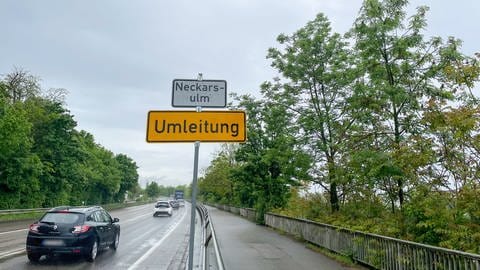 Ein Verkehrsschild ist mit Neckarsulm beschriftet, aber die Silbentrennung ist vor -ulm und damit falsch.