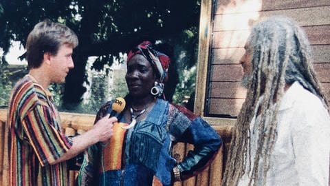 SWR1 Moderator Michael Lehmann in den 90ern mit der Witwe von Bob Marley: Rita Marley.