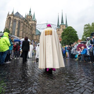 Ulrich Neymeyr, Bischof von Erfurt, zieht mit der Prozession zum Fronleichnams-Gottesdienst zum 103. Deutschen Katholikentag auf dem Domplatz Erfurt ein. 