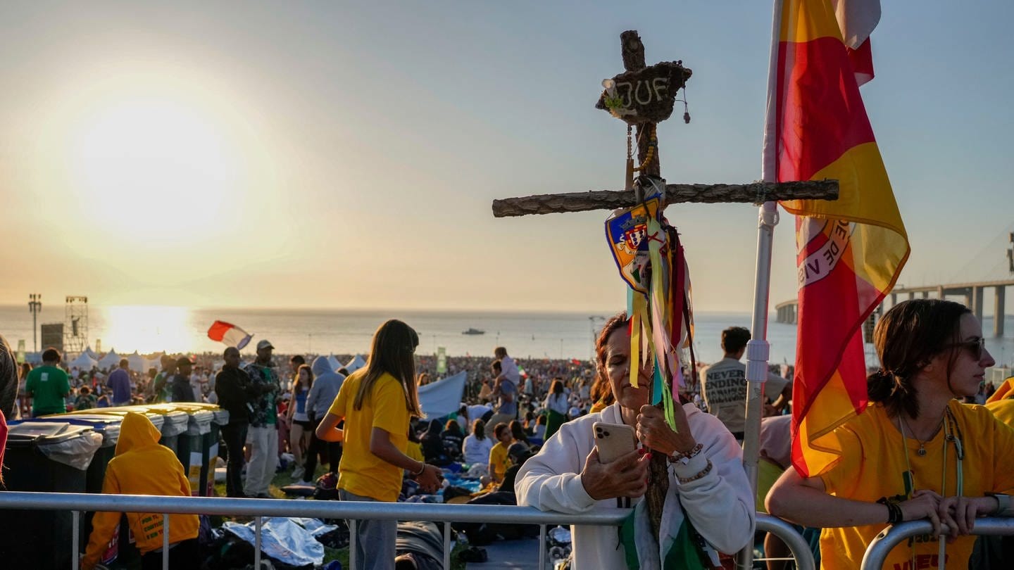 Pilger wachen bei Sonnenaufgang im Parque Tejo auf. Hier hielt der Papst am selben Morgen eine Messe zum Abschluss des 37. Weltjugendtags. Vielerorts ist die Glaubens- und Religionsfreiheit jedoch unter Druck.