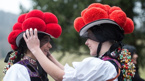  Nach altem Brauch gehen in dem Schwarzwalddorf Kirnbach die Konfirmanden geschlossen in Tracht zur Kirche. Im Schwarzwald wird in drei Orten die Bollenhut-Tracht getragen.