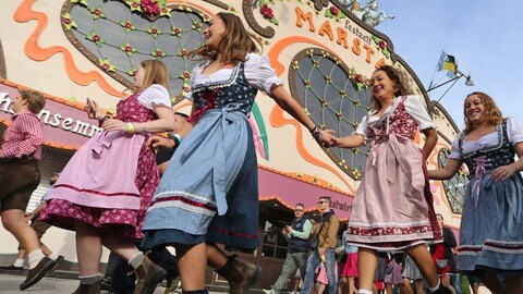 Oktoberfestbesucher stürmen um neun Uhr nach der Eröffnung des Geländes in Richtung der Bierzelte.