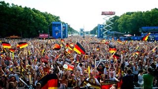 Fußballfans jubeln beim "Public Viewing" am Brandenburger Tor