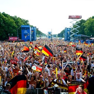 Fußballfans jubeln beim "Public Viewing" am Brandenburger Tor