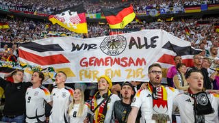 Deutsche Fans singen vor dem Spiel.