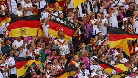 Fans von Deutschland vor dem Spiel auf der Tribüne