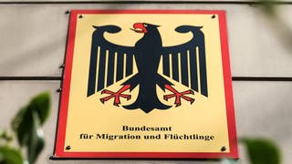 Ein Blick auf das Schild an der Außenstelle des Bundesamtes für Migration und Flüchtlinge