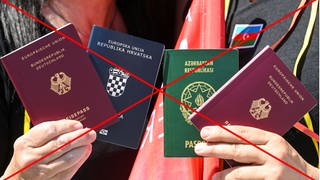 Menschen zeigen bei einem Fototermin zur Unterstützung des neuen Staatsangehörigkeitsrecht die beiden Pässe, den deutschen und den kroatischen und aserbaidschanischen. Wer sich Einbürgern lassen will, darf seine bisherige Staatsbürgerschaft behalten. Das Gesetz zur Modernisierung des Staatsangehörigkeitsrechts tritt am 27. Juni 2024 in Kraft.