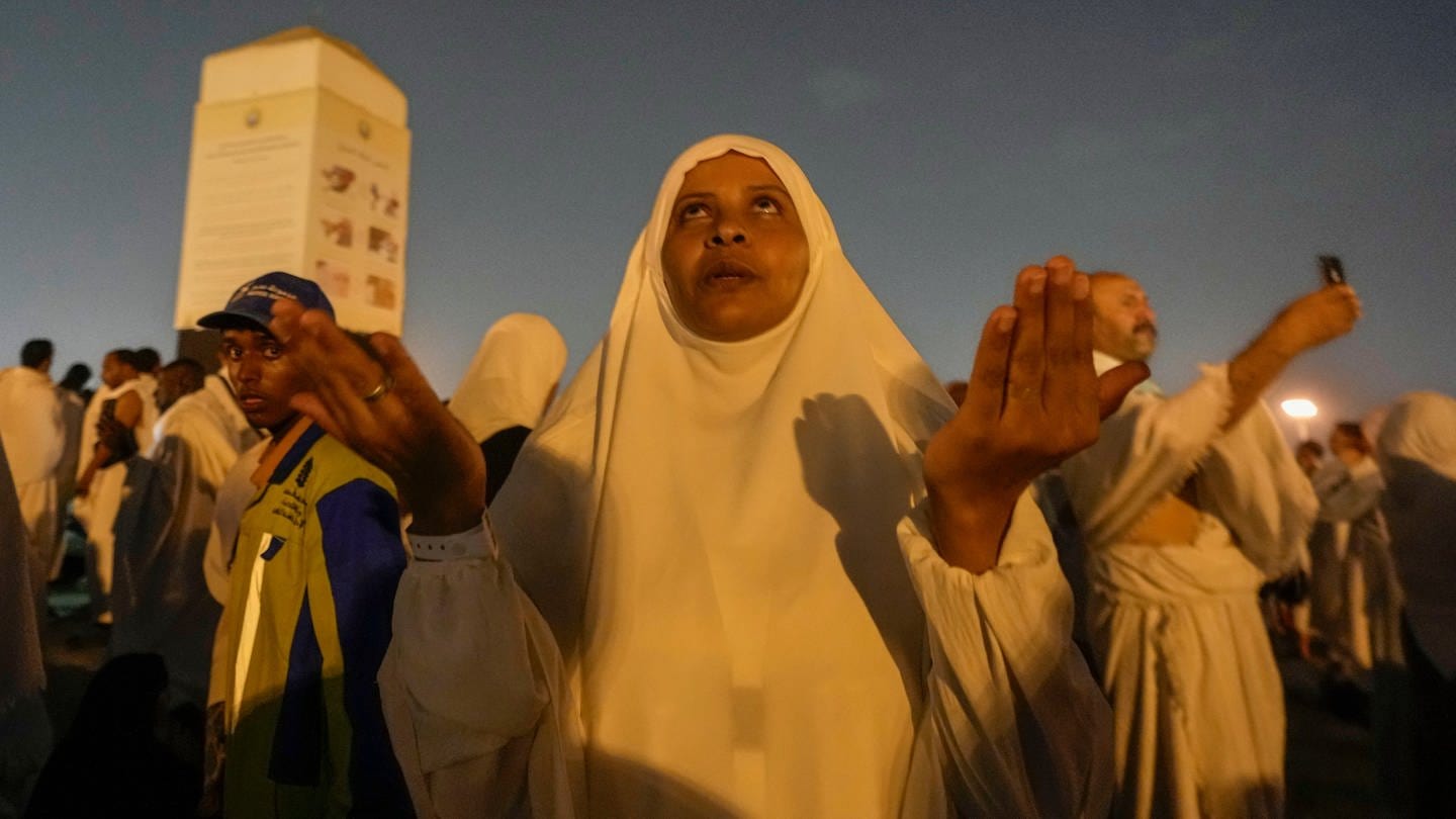 Muslimische Pilger verrichten ihre Gebete auf dem Berg der Barmherzigkeit in der Ebene von Arafat während der jährlichen Hadsch-Pilgerfahrt in der Nähe der heiligen Stadt Mekka. Massen von Muslimen versammelten sich am zweiten Tag der Hadsch-Pilgerfahrt auf dem heiligen Berg Arafat in Saudi-Arabien zu Anbetung und Besinnung.