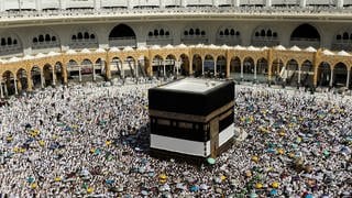 Muslimische Pilger umrunden die Kaaba, das heiligste Heiligtum des Islam, in der Großen Moschee in der heiligen Stadt Mekka während der Hadsch-Pilgerfahrt. Muslime aus aller Welt versammeln sich in Mekka zur jährlichen Hadsch-Pilgerfahrt, einer der fünf Säulen des Islam, die alle erwachsenen Muslime mindestens einmal im Leben absolvieren sollten.