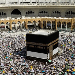 Muslimische Pilger umrunden die Kaaba, das heiligste Heiligtum des Islam, in der Großen Moschee in der heiligen Stadt Mekka während der Hadsch-Pilgerfahrt. Muslime aus aller Welt versammeln sich in Mekka zur jährlichen Hadsch-Pilgerfahrt, einer der fünf Säulen des Islam, die alle erwachsenen Muslime mindestens einmal im Leben absolvieren sollten.