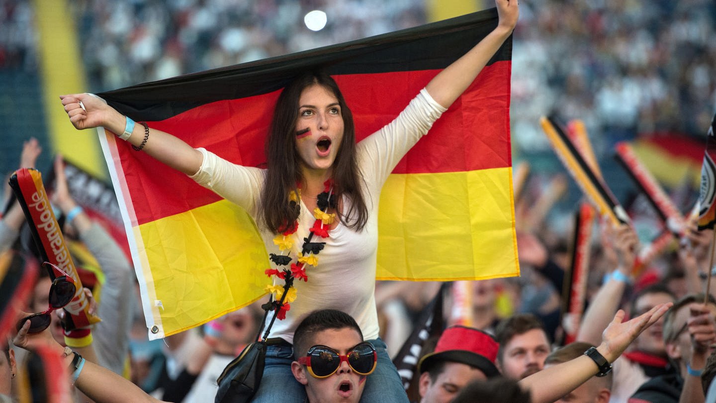 Fußballfans verfolgen in der Commerzbank-Arena beim Public-Viewing die Vorberichterstattung zur EM-Begegnung Deutschland - Polen.