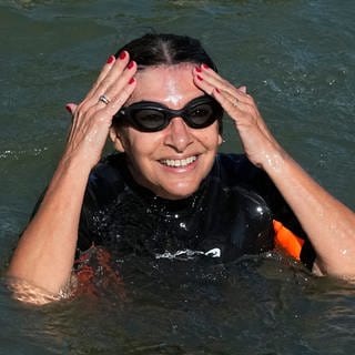 Die Pariser Bürgermeisterin Anne Hidalgo schwimmt in der Seine.