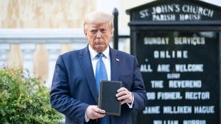 Donald Trump hält eine Bibel in der Hand