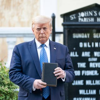 Donald Trump hält eine Bibel in der Hand