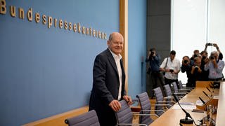 Bundeskanzler Olaf Scholz (SPD) kommt in die Bundespressekonferenz, um sich auf seiner Sommer-Pressekonferenz zu aktuellen Themen der Innen- und Außenpolitik zu äußern.