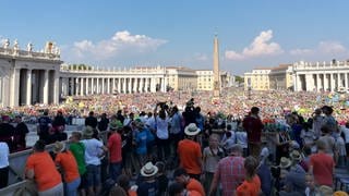 Pilgernde Ministranten auf dem Petersplatz in Rom