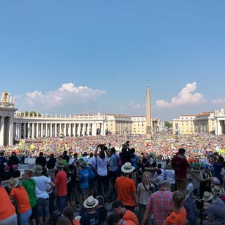 Pilgernde Ministranten auf dem Petersplatz in Rom