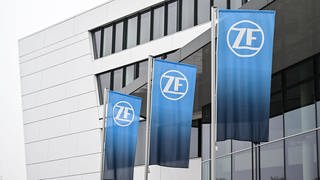 Drei Fahnen mit dem Logo der ZF Friedrichshafen AG