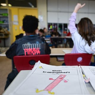 Schulkinder nehmen am Unterricht in einer Grundschule in Stuttgart teil.