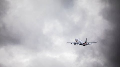 Ein Flugzeug mit abgeschobenen Menschen hebt vom Baden Airpark ab. 