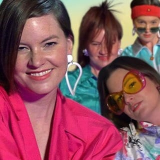 SWR1 Moderatorin Cora Klausnitzer in verschiedenen 80er-Outfits: mit Jumpsuit, Aerobic-Dress, Strubbelfrisur und großer gelber Brille