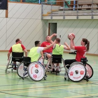 Mannschaft im Rollstuhlbasketball beim Spiel in der Halle