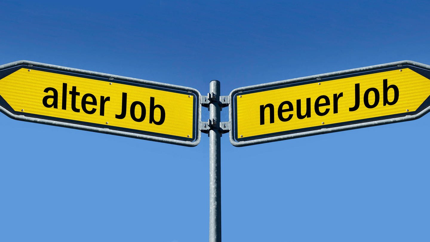 Zwei Wegweiser mit alter Job und neuer Job