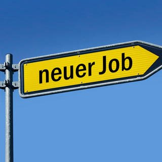 Zwei Wegweiser mit alter Job und neuer Job