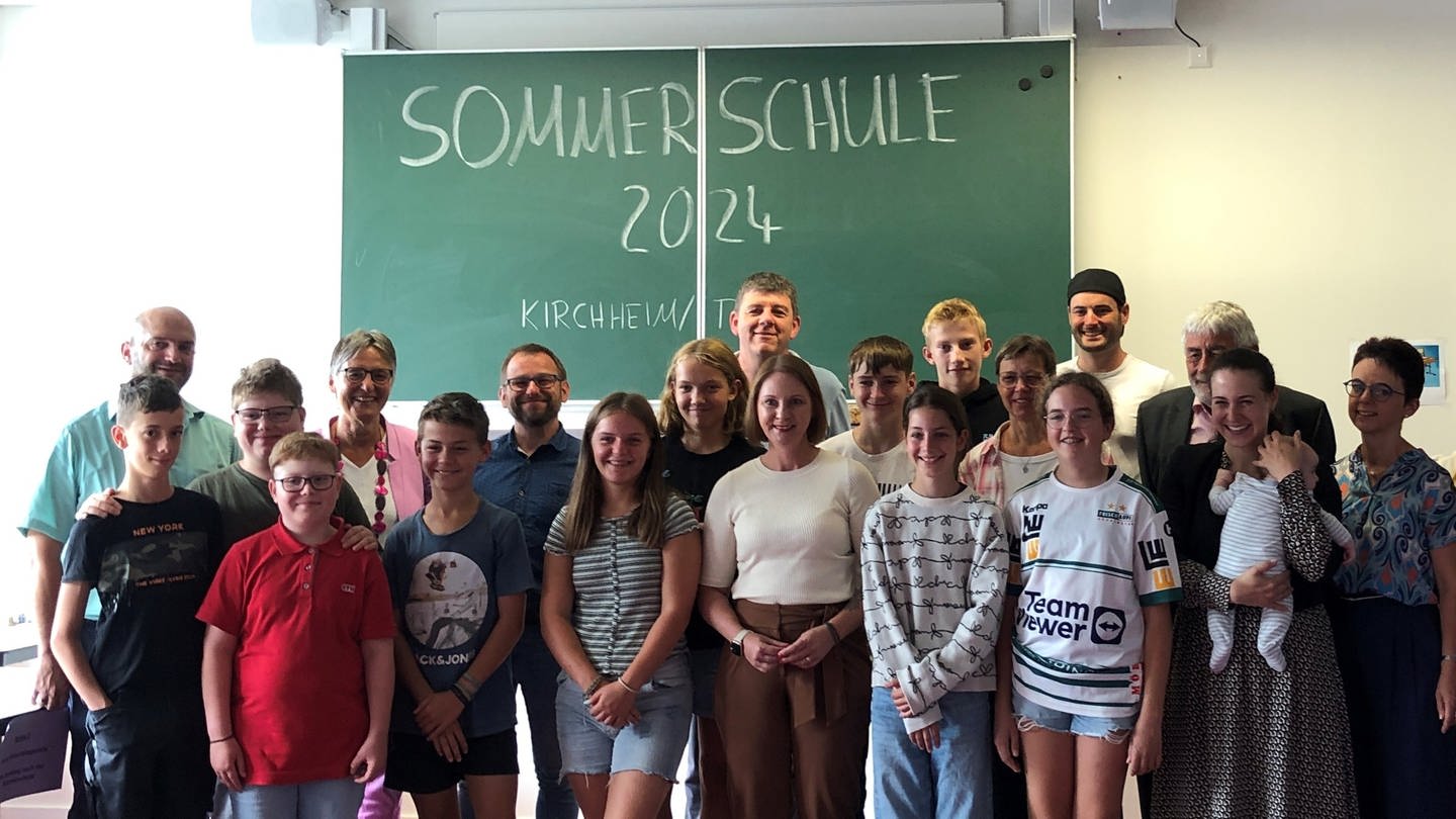 Kultus-Staatssekretärin Sandra Boser (Grüne) mit Schülerinnen und Schülern der Sommerschule an der Teck-Realschule in Kirchheim