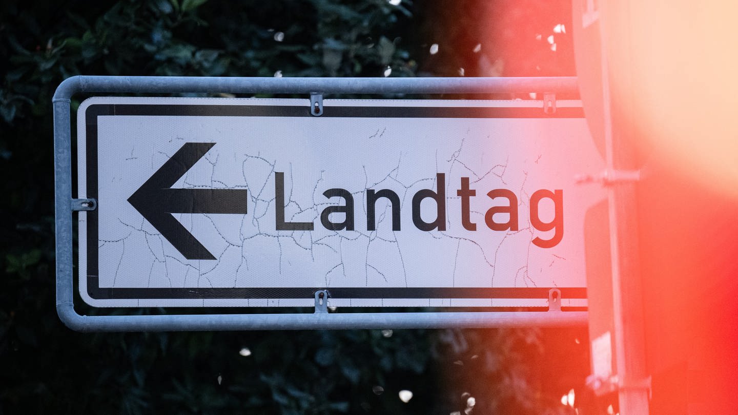 Blick auf ein ein Strassenschild mit dem Schriftzug Landtag