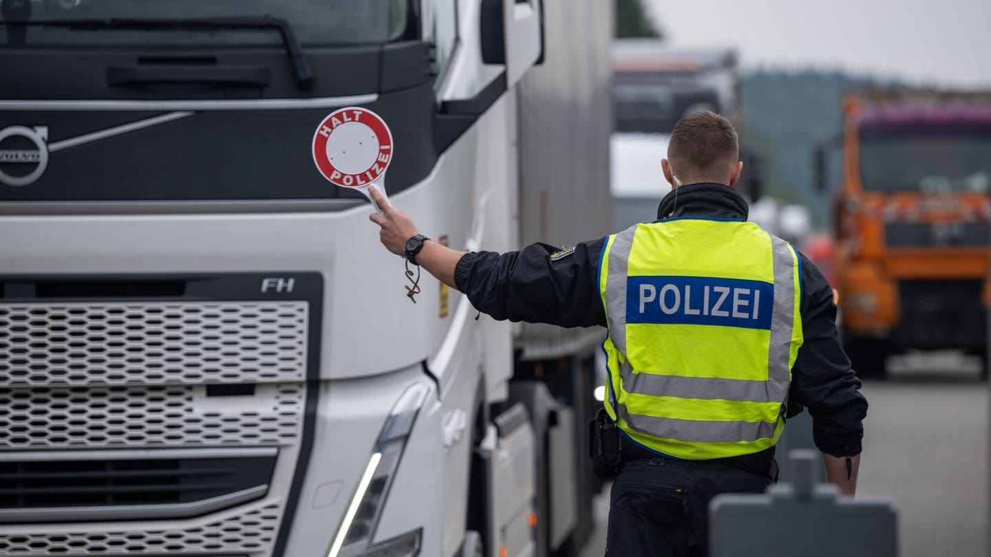 Polizisten halten kontrollieren Fahrzeuge zu Beginn der Grenzkontrollen an allen deutschen Landesgrenzen.