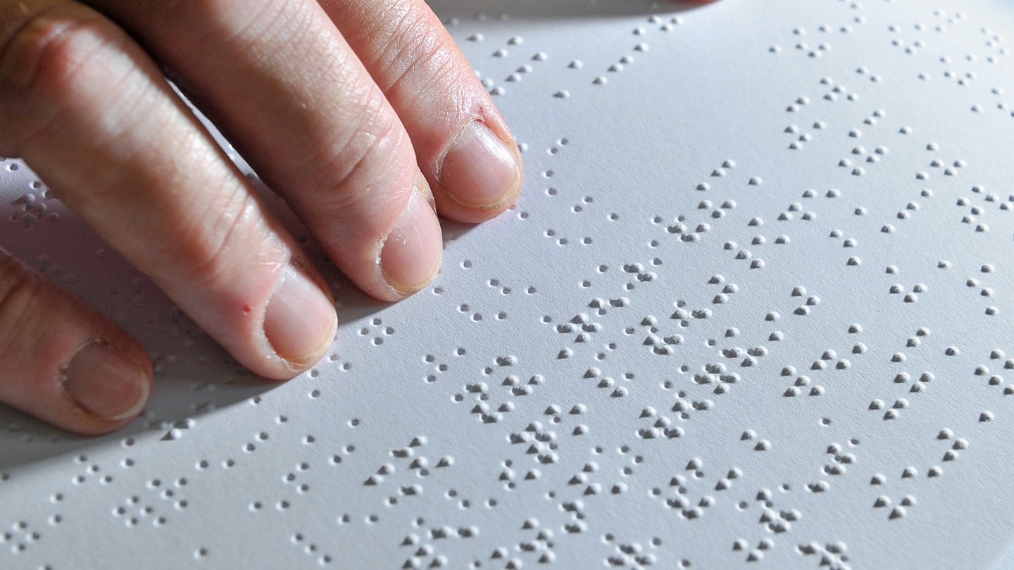 Ein Mitarbeiter der Deutschen Zentralbücherei für Blinde (DZB) in Leipzig, liest einen Roman in Brailleschrift Korrektur.