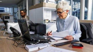 Frau über 50 bei der Arbeit