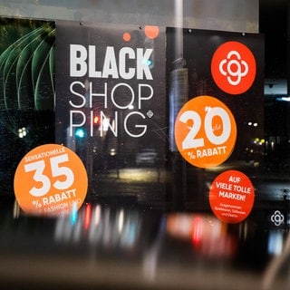 Plakate zu Rabatten anlässlich des Black Friday