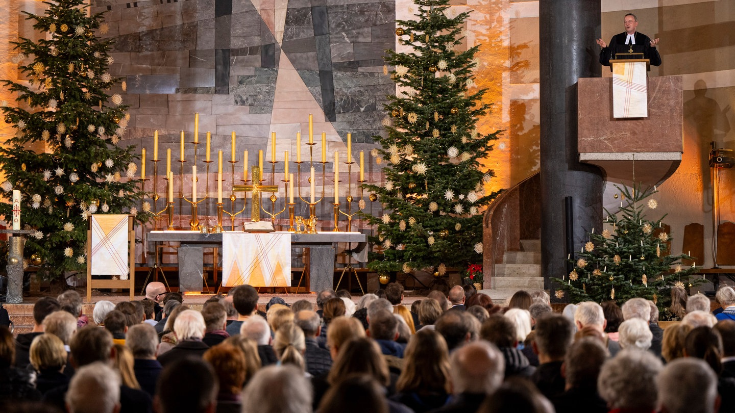 Der Landesbischof der Evangelischen Kirche Bayern, Christian Kopp, predigt während der Weihnachtsgottesdienstes in der Kirche St. Matthäus. An den Weihnachtsfeiertagen sind viele Gottesdienste gut besucht.