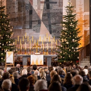 Der Landesbischof der Evangelischen Kirche Bayern, Christian Kopp, predigt während der Weihnachtsgottesdienstes in der Kirche St. Matthäus. An den Weihnachtsfeiertagen sind viele Gottesdienste gut besucht.