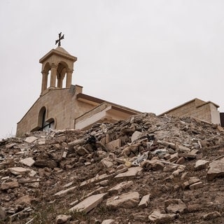 Blick auf den zerstörten alten Friedhof des chaldäischen Klosters Mar Gorgis in Mossul. 