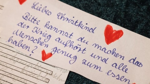 Ein Wunschzettel mit dem Text « Liebes Christkind, bitte kannst Du machen das der Krieg aufhört und alle Menschen genug zum essen haben?» hängt in der Christkindpostfiliale der Deutschen Post.