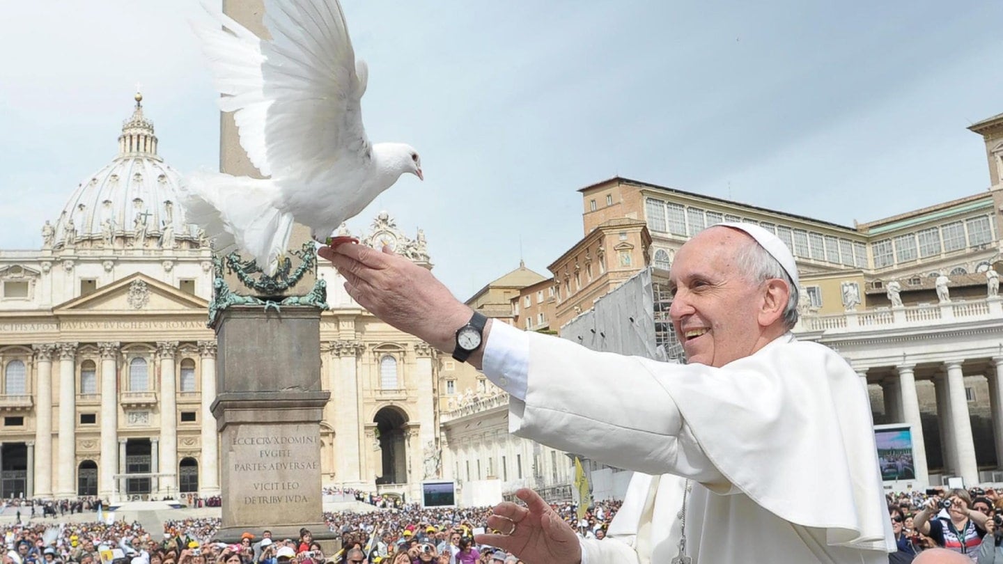 Papst Franziskus mit einer Friedenstaube