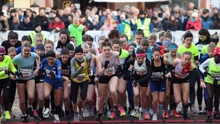 Internationaler Silvesterlauf in Trier, Distanzrennen, Elitelauf der Frauen über 5 km: Die Teilnehmerinnen starten auf die Strecke.