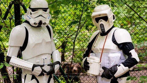 Teilnehmer der Cosplay Convention haben sich als Stormtrooper (l) und Scouttrooper verkleidet und stehen vor einem Bären-Gehege. 