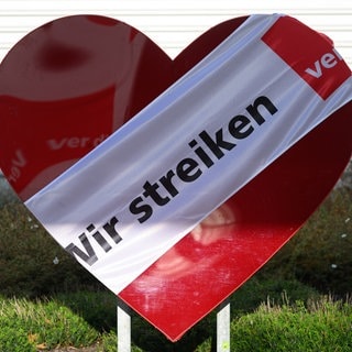 Ein Banner „Wir streiken“