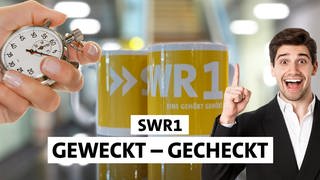 Mitmachen beim Quiz SWR1 Geweckt - Gecheckt und jeden Morgen eine Tasse gewinnen. Unsere Quiz Minute für Baden-Württemberg. 6 Fragen in 60 Sekunden richtig beantworten. Im Bild sieht man eine Hand mit Stoppuhr, zwei gelbe SWR1 Tassen und einen Mann, der mit lachendem Gesicht einen Zeigefinger erhoben hat.