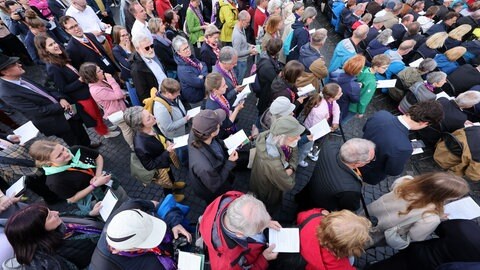 Zahlreiche Menschen stehen auf dem Domplatz während der Eröffnung des 103. Deutschen Katholikentags in Erfurt.